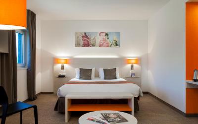 Chambre Familiale Supu00e9rieure lit double et sofa 2 pers. non fumeur Chambre Familiale Supu00e9rieure lit double et sofa 2 pers. non fumeur