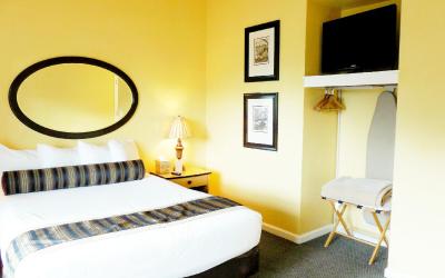Standard Queen Room with One Queen Bed