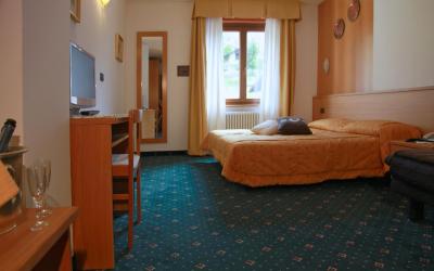 Camera Tripla Superior