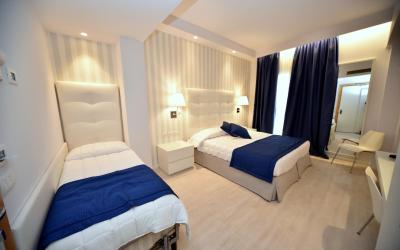 Camera Tripla Superior