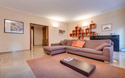 Appartamento con 3 Camere da Letto Appartamento con 3 Camere da Letto