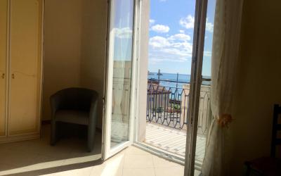 Appartamento con 2 Camere da Letto e con Vista Mare Parziale