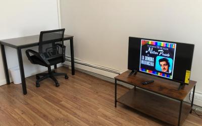 Private one-bedroom and one-bathroom apartment with private street entrance in convenient area