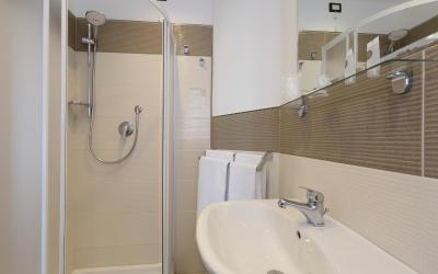 Camera Matrimoniale Superior Piccola con Balcone e Vista Mare