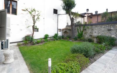 Appartamento con 2 Camere da Letto e Vista Giardino 
