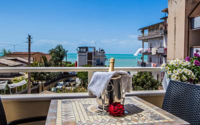 Camera Matrimoniale Deluxe con Balcone e Vista Mare