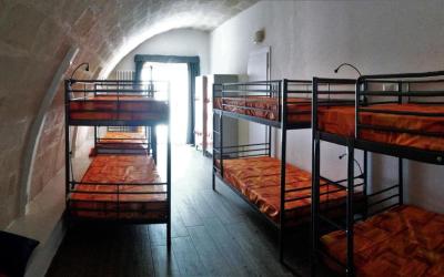 Posto Letto in Dormitorio Femminile con 8 Letti