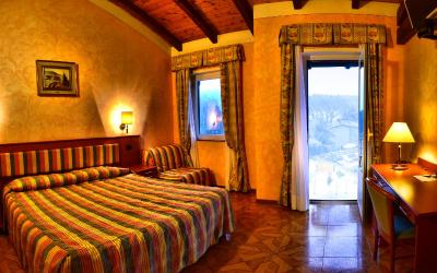 Camera Tripla con Vista Lago Parziale 