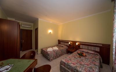 Camera Doppia con Letti Singoli