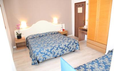 Camera Tripla Economy