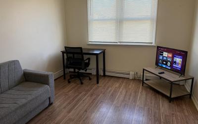 Private one-bedroom and one-bathroom apartment, private street entrance in convenient area