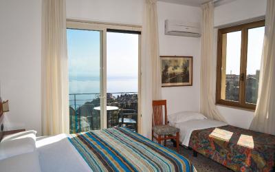 Camera Matrimoniale con Letto Supplementare e Vista Mare