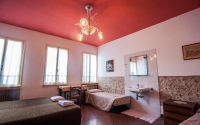 Camera Quadrupla con Bagno in Comune 