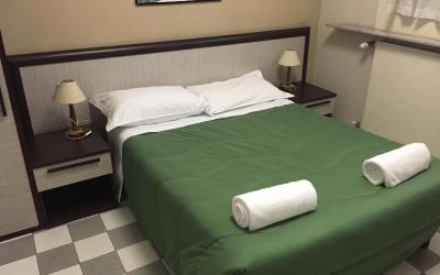 Camera Matrimoniale/Doppia con Letti Singoli con Bagno in Comune