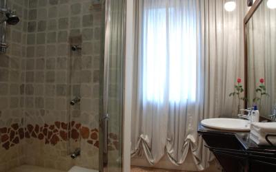 Camera Matrimoniale con Bagno in Comune 