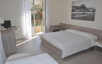 Camera Matrimoniale/Doppia con Letti Singoli con Balcone e Vista Mare Laterale