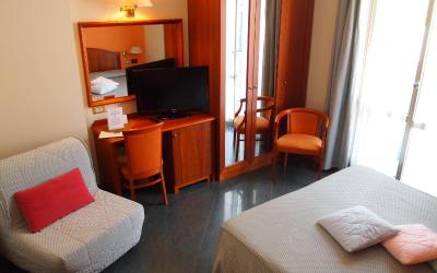 Camera Tripla Classic