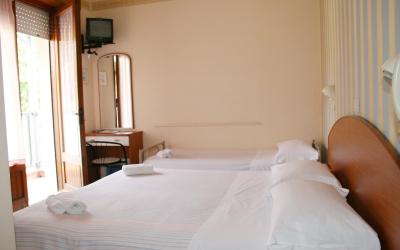 Camera Tripla Classic