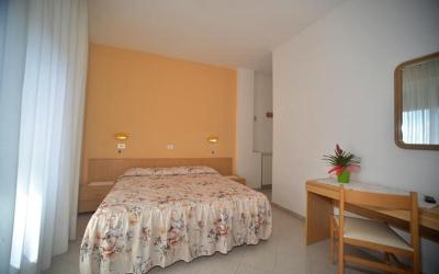 Camera Tripla Classic