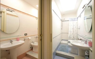 Camera Doppia con Letti Singoli e Bagno in Comune