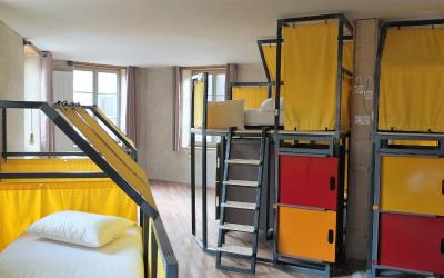 Lit Simple dans Dortoir Mixte