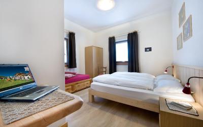 Camera Tripla Economy