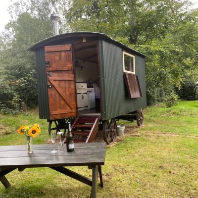 旅遊訂房 英國-維蘭布里 The Shepherd's Hut - Wild Escapes Wrenbury off grid glamping - ages 12 and over - 11篇評鑑 評分:8.7