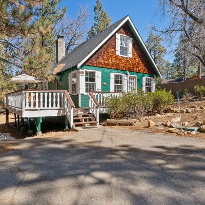 旅遊訂房 美國-大熊湖 (CA) Oak Nesting - Great chalet style cabin at the end of the street with rustic stone gas log fireplace! - 1篇評鑑 評分:3.8