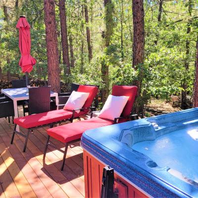 旅遊訂房 美國-大熊湖 (CA) Four Seasons Getaway-with Hot Tub, Next to Village and Hiking Trailhead - 12篇評鑑 評分:9.5