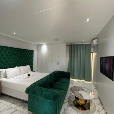 旅遊訂房 奈米比亞-溫得和克 Malrose guesthouse Tours And safaris Windhoek Namibia Airport Shuttle services available - 143篇評鑑 評分:7.4