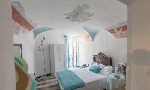 DUSSAIGA - Camera Del Fiordaliso