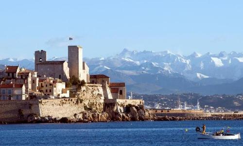 2 bedroom funky apartment in the heart of the old town of Antibes
