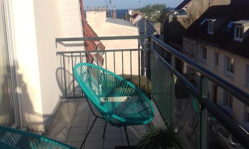 Balcon avec vue panoramique de la mer, le village et la campagne - parking privé