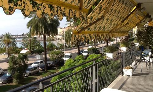 Menton smartworking and relax on the beach, seaview