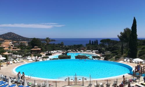 CAP ESTEREL appartement climatisé dans le centre du village vacances