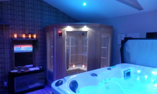 Suite luxe avec sauna et jacuzzi privée