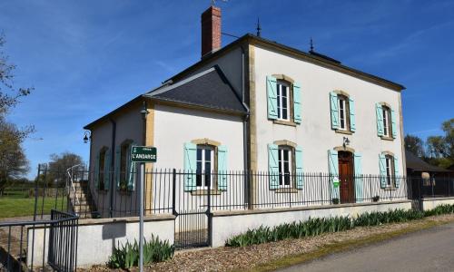 Luxurious Mansion in Verneuil with Whirlpool