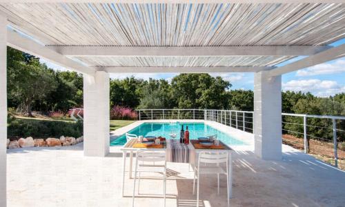 HELLO APULIA, Trulli Santa Maria dei Grani - with private pool and large garden for furry friends