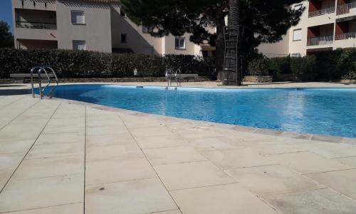 Bandol nature et loisirs: Parking/ Piscine