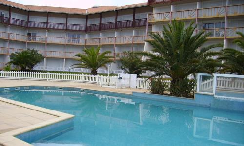 Les Landes avec piscine et près du lac