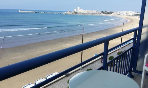 STUDIO MEUBLE Face mer vue imprenable sur la mer, parking et fibre gratuits