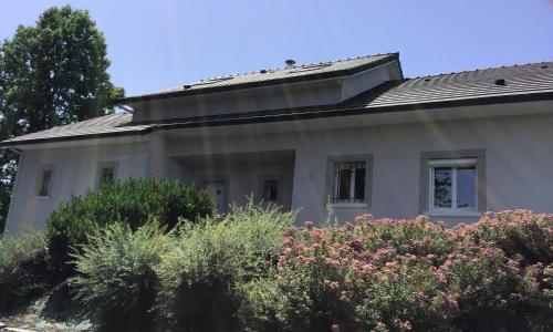 Grande chambre chez l habitant, sanitaires partagés avec éventuels autres locataires