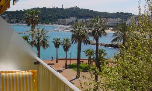 STUDIO STANDING BORD DE MER ET VUE
