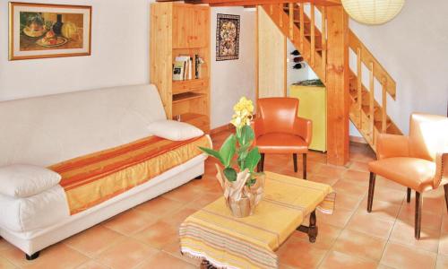 1 Bedroom Stunning Home In Caderousse