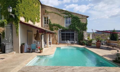 Appartement en bordure de piscine dans un domaine clos et paisible