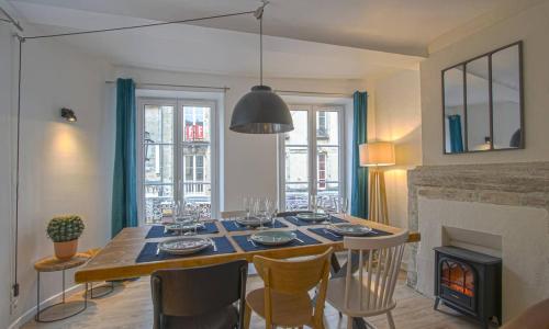 Grand Triplex lumineux décoration contemporaine - CENTRE HISTORIQUE BAYEUX - PROCHE COMMERCES RESTAURANTS - proche Omaha Beach