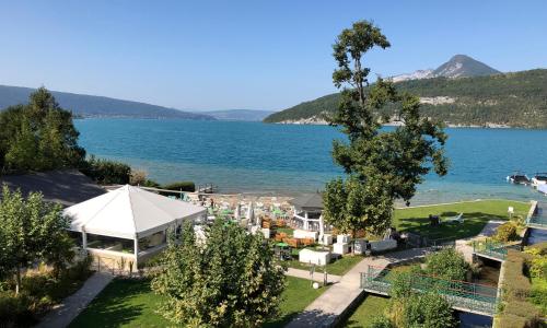 Logement atypique avec vue unique panoramique sur le lac d’Annecy, dans une résidence avec plage et ponton privée sur la commune de Duingt (Rive gauche du lac).