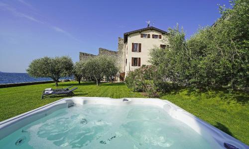 Villa Victoria: luxury waterfront villa with splendid views