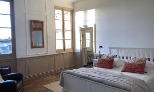 Beautifully renovated rooms on Place New York