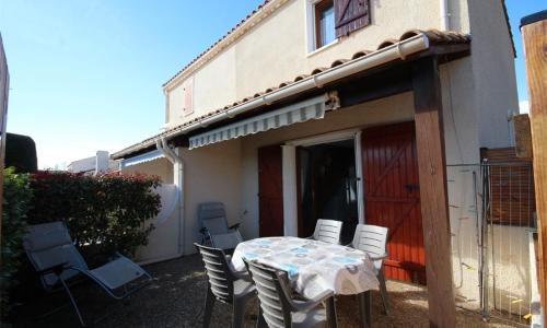 Villa d'angle, 5 couchages, 2 chambres etage, terrasse Sud parking dans résidence sécurisée, WIFI , piscine commune 400m de la mer LRJP123